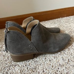 KENNETH COLE Side Skip Suede Ankle Boot size 8.5